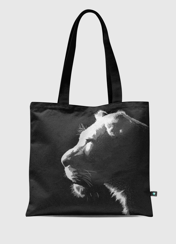 Leona en la sombra Tote Bag