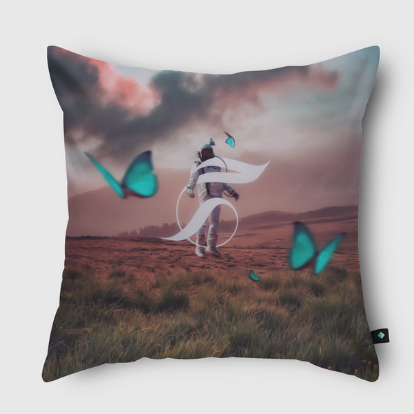 حُر طليق Throw Pillow