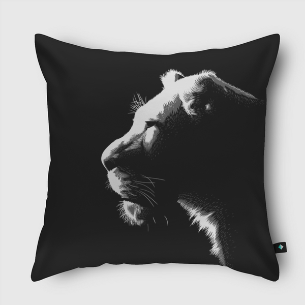 Leona en la sombra Throw Pillow